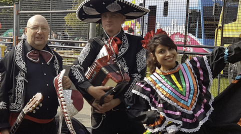Mexicaanse Band rondlopend en akoestisch